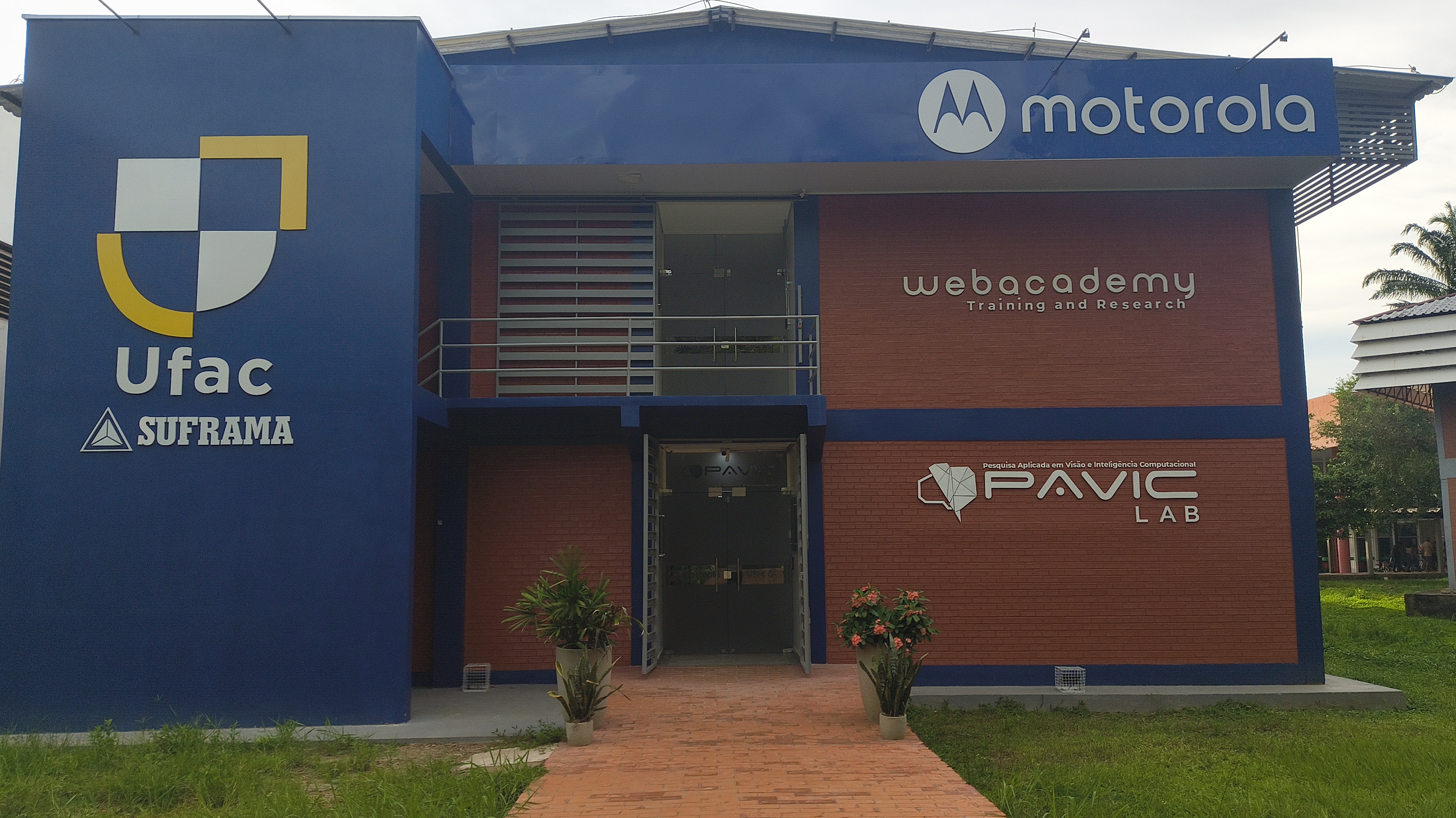 Faixada do prédio do Webacademy